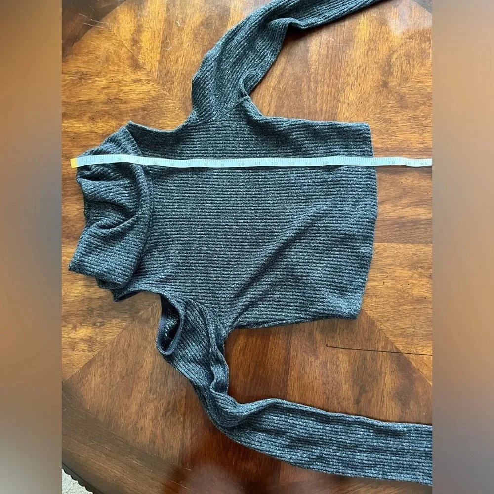 Hollister Sweater Women's Grey Knit Turtleneck Cold Shoulder Crop Top Small - Picture 5 of 9